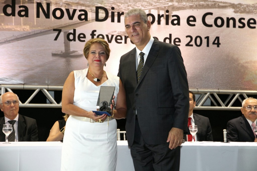 A ex-presidente do CRCES, a contadora Cristina Langoni, foi homenageada durante a solenidade.