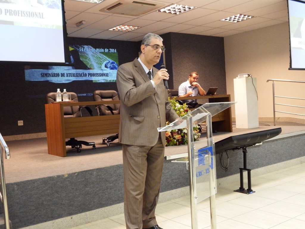 O presidente do CRCES, Carlos Damasceno, parabeniza os profissionais durante sua fala.